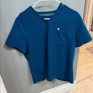 Fabletics Women’s Vital 1 Pocket Scrub Top XL Caribbean Blue